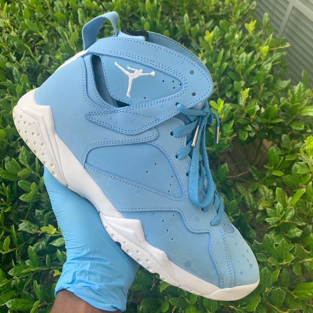 Jordan 7 Retro Pantone